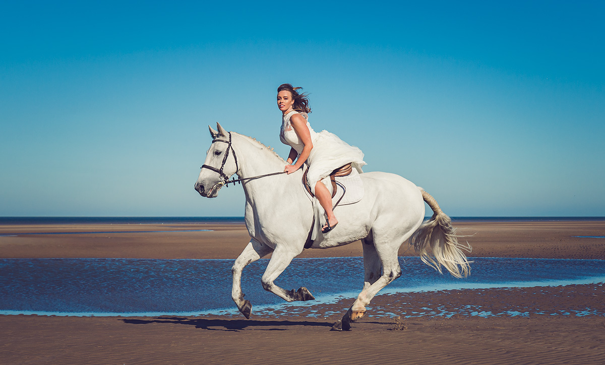 Liveprool-Wedding-Photography-Bride-with-Horse-on-Beach