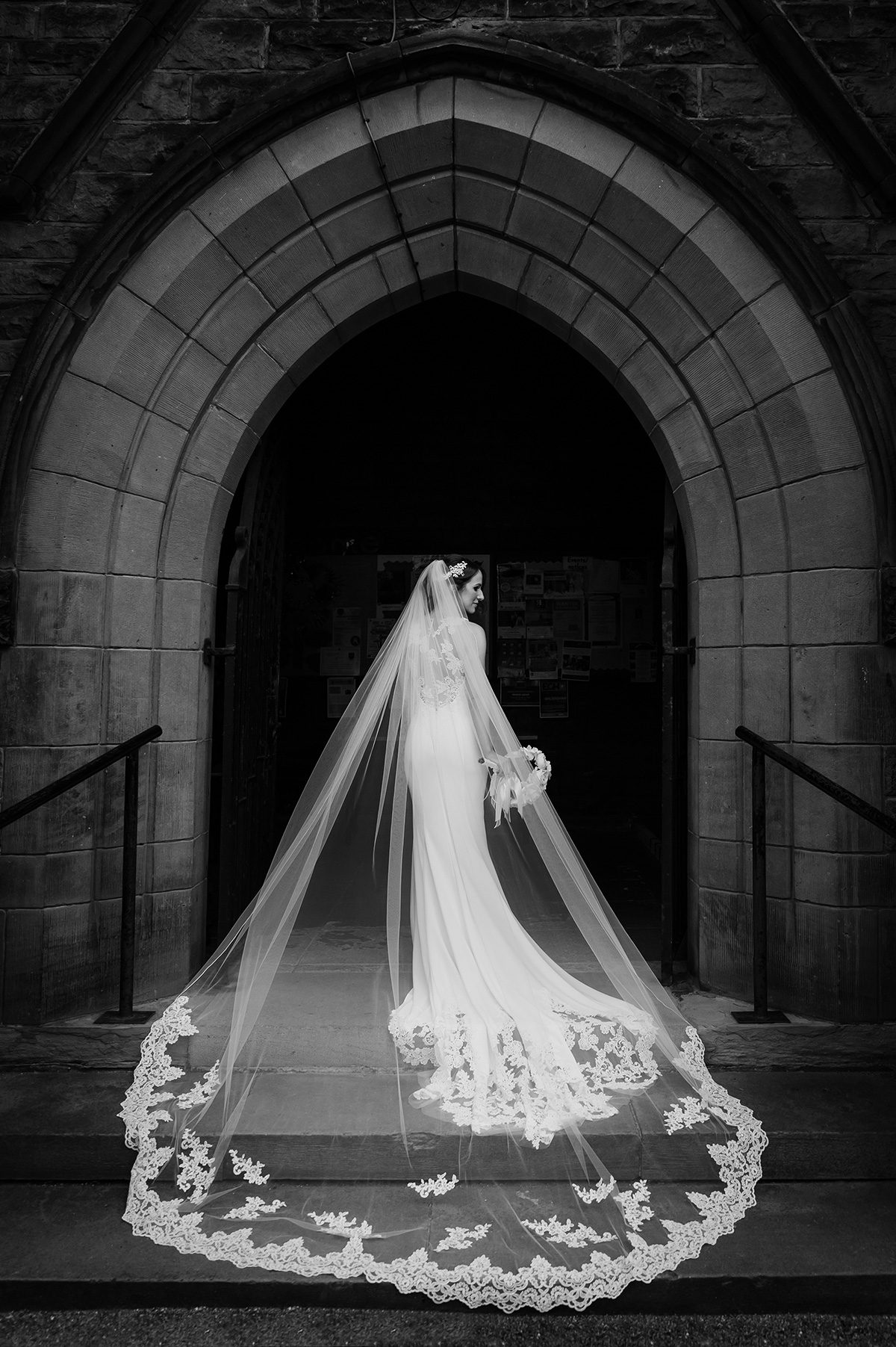 Liverpol-Wedding-Photography-Bride-Archway-Church